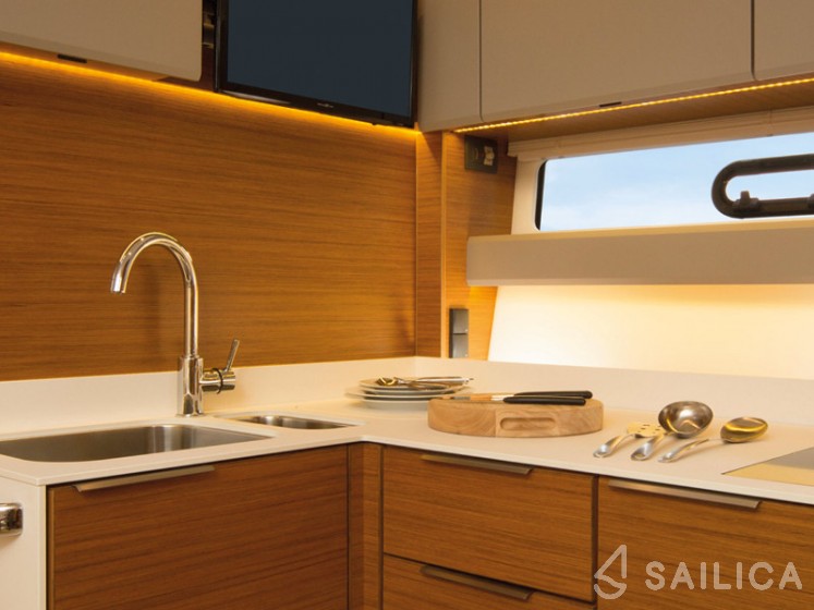 Bavaria S40 Open - Yacht Charter Sailica