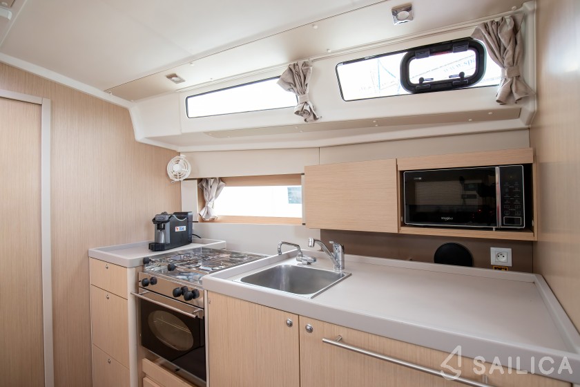 Oceanis 38.1 - Yacht Charter Sailica