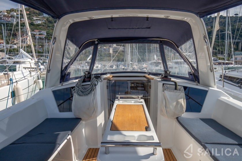 Oceanis 38.1 - Yacht Charter Sailica