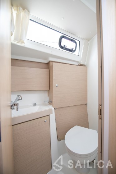Oceanis 38.1 - Yacht Charter Sailica