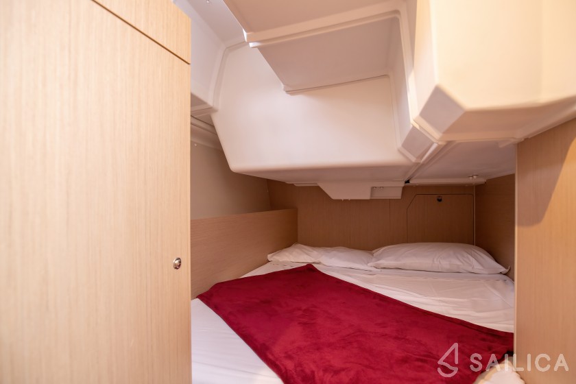 Oceanis 38.1 - Yacht Charter Sailica