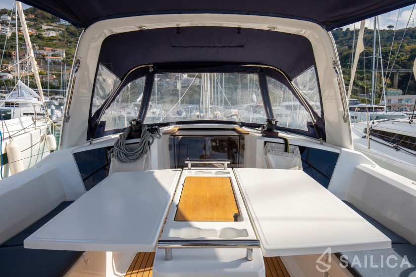 Oceanis 38.1 - Yacht Charter Sailica