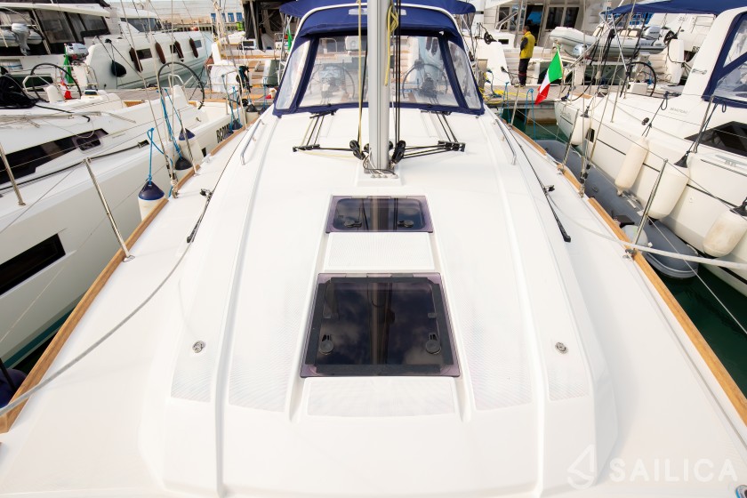 Oceanis 38.1 - Yacht Charter Sailica