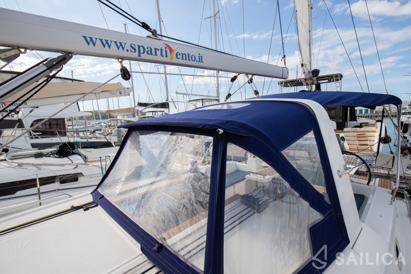 Oceanis 38.1 - Yacht Charter Sailica