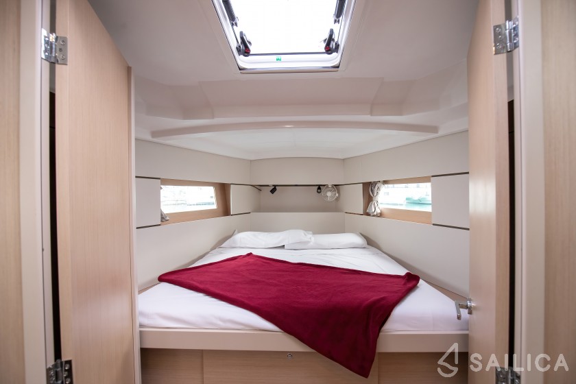 Oceanis 38.1 - Yacht Charter Sailica