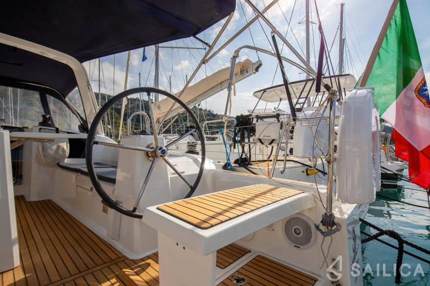 Oceanis 38.1 - Yacht Charter Sailica