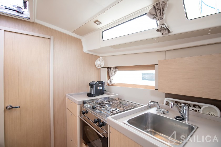 Oceanis 38.1 - Yacht Charter Sailica