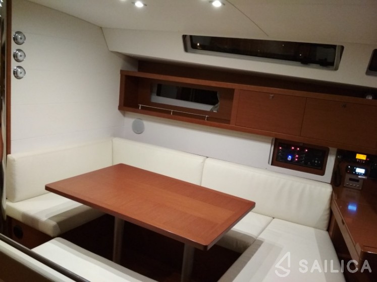 Oceanis 45 - Yacht Charter Sailica