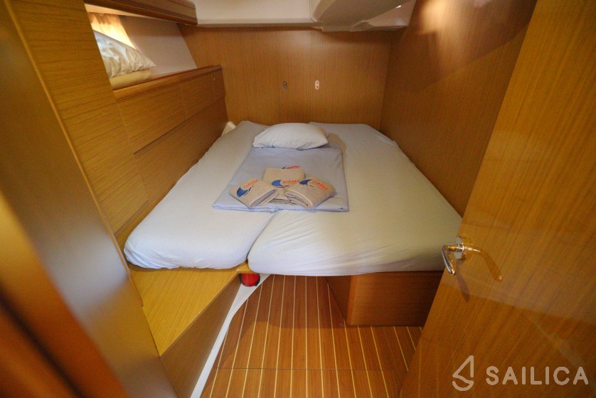 Jeanneau 53 - Yacht Charter Sailica