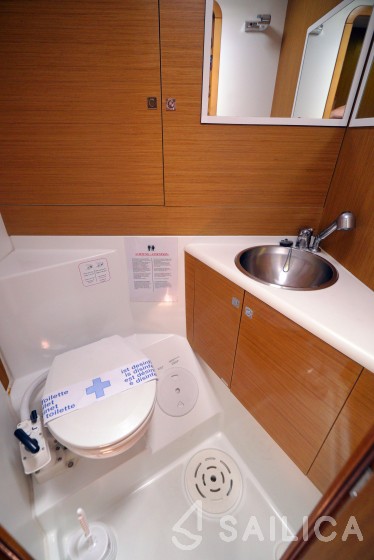 Jeanneau 53 - Yacht Charter Sailica