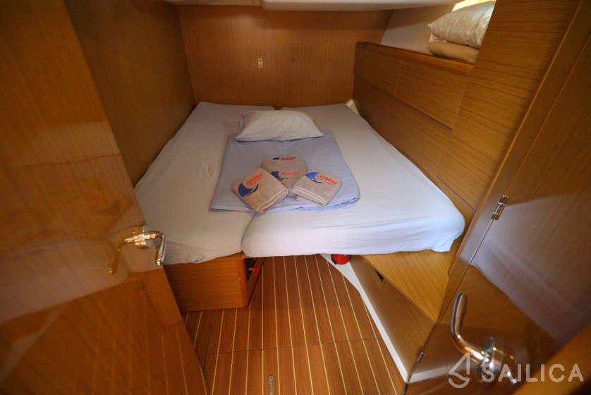 Jeanneau 53 - Yacht Charter Sailica