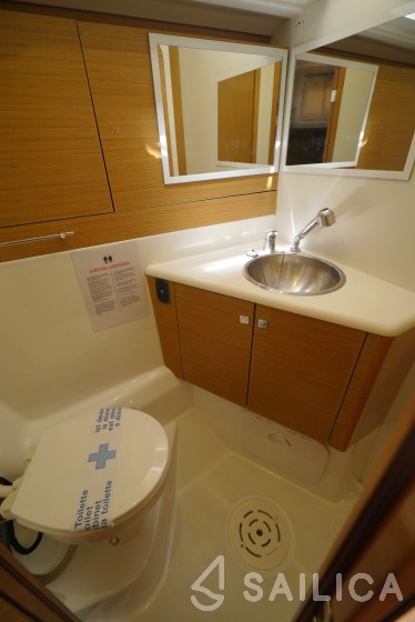Jeanneau 53 - Yacht Charter Sailica
