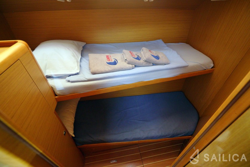 Jeanneau 53 - Yacht Charter Sailica