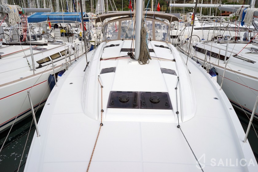 Jeanneau 51 - Yacht Charter Sailica