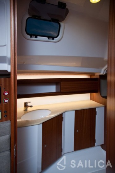Maxus 26 Prestige - Yacht Charter Sailica