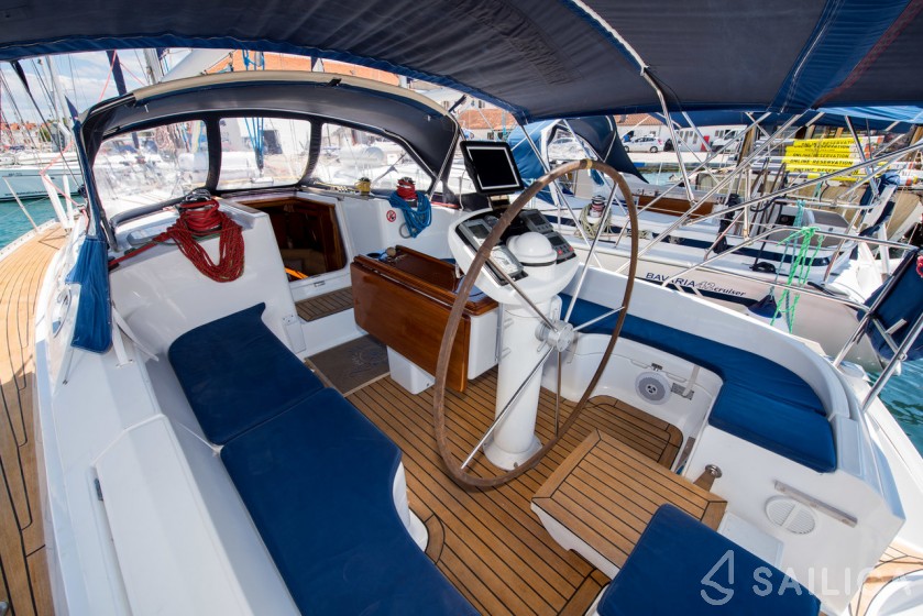 Sun Odyssey 42.2 Exclusive - 3 cab. - Yacht Charter Sailica