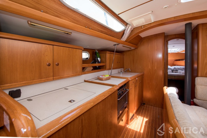 Sun Odyssey 42.2 Exclusive - 3 cab. - Yacht Charter Sailica