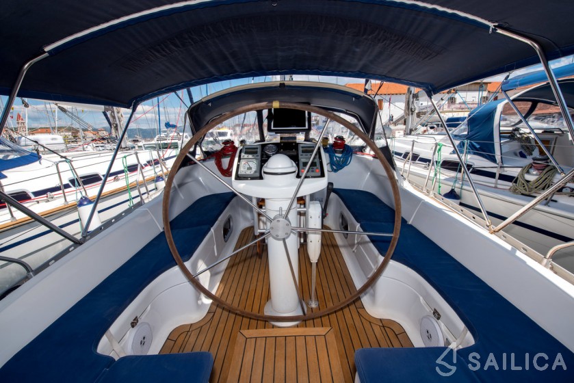 Sun Odyssey 42.2 Exclusive - 3 cab. - Yacht Charter Sailica