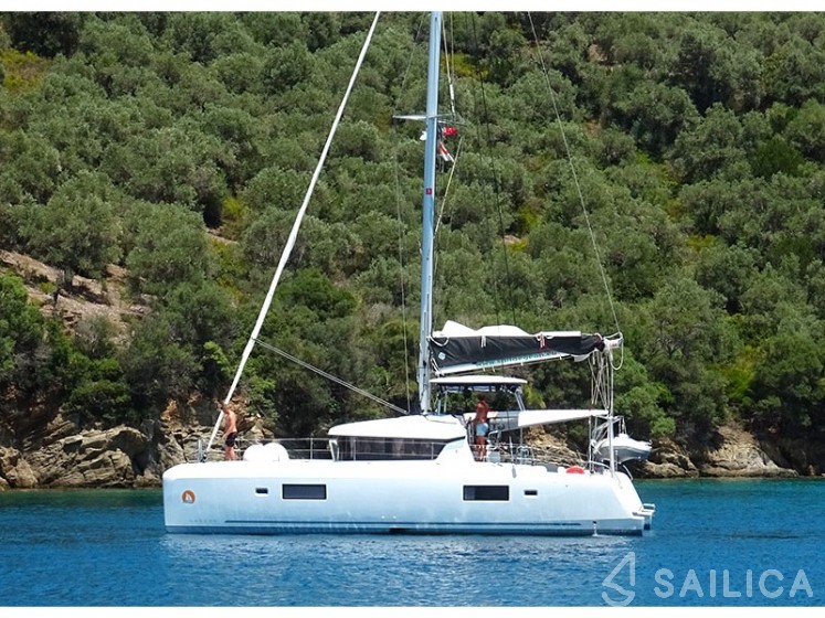 Lagoon 42 - Yacht Charter Sailica