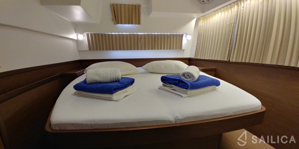 Lagoon 42 - Yacht Charter Sailica