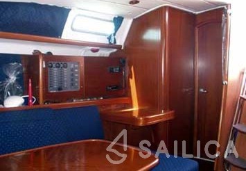 Oceanis 423 - Yacht Charter Sailica