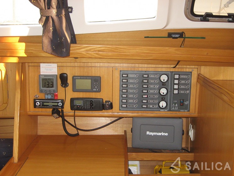 Feeling 39 - Yacht Charter Sailica