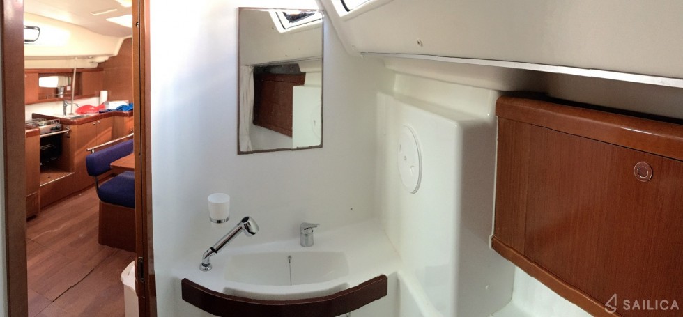 Oceanis 43 - Yacht Charter Sailica