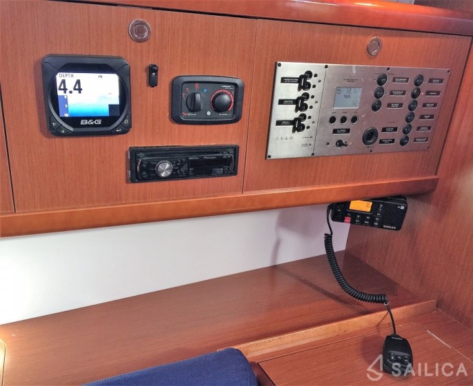 Oceanis 43 - Yacht Charter Sailica