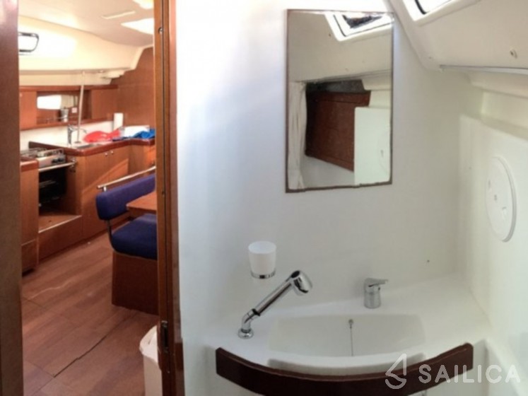 Oceanis 43 - Yacht Charter Sailica