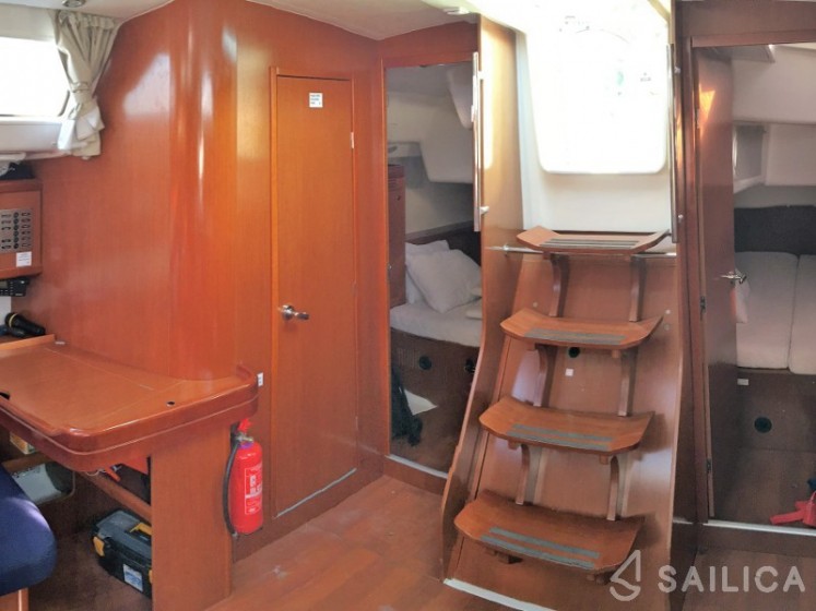 Oceanis 43 - Yacht Charter Sailica