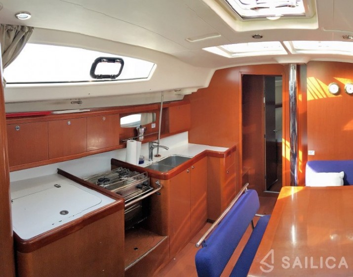 Oceanis 43 - Yacht Charter Sailica
