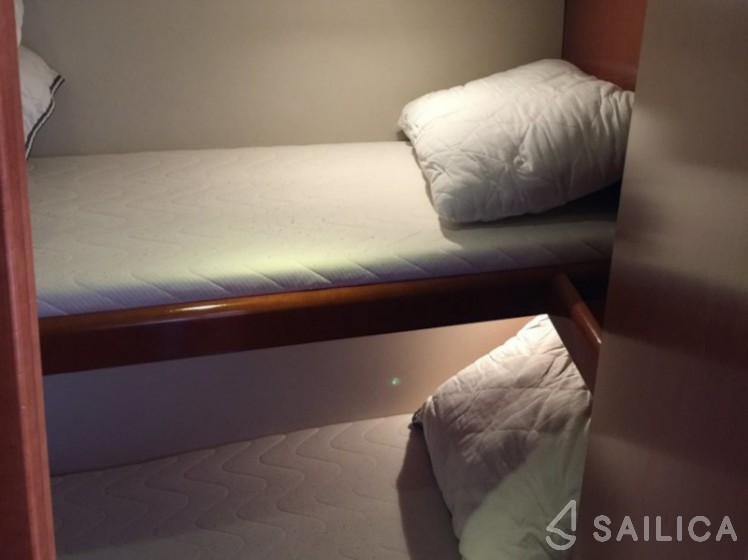 Oceanis 43 - Yacht Charter Sailica
