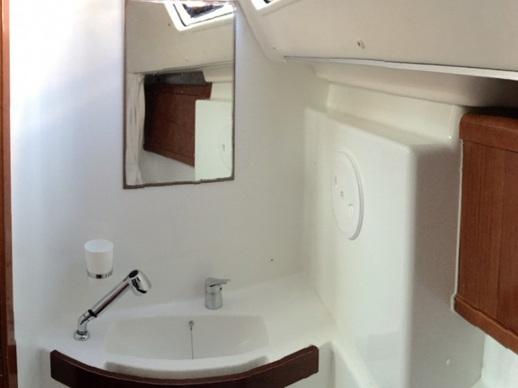 Oceanis 43 - Yacht Charter Sailica