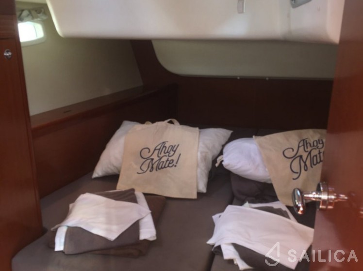 Oceanis 43 - Yacht Charter Sailica