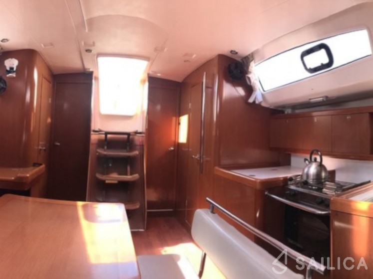 Oceanis 43 - Yacht Charter Sailica