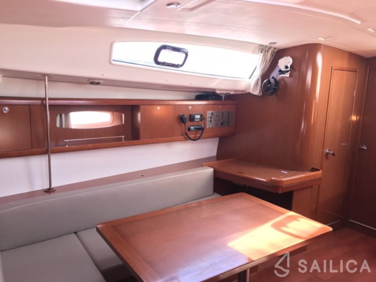 Oceanis 43 - Yacht Charter Sailica