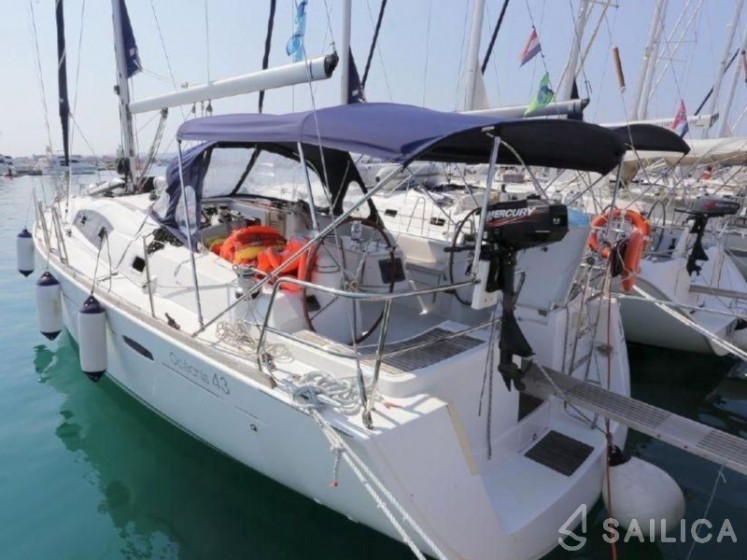 Oceanis 43 - Yacht Charter Sailica