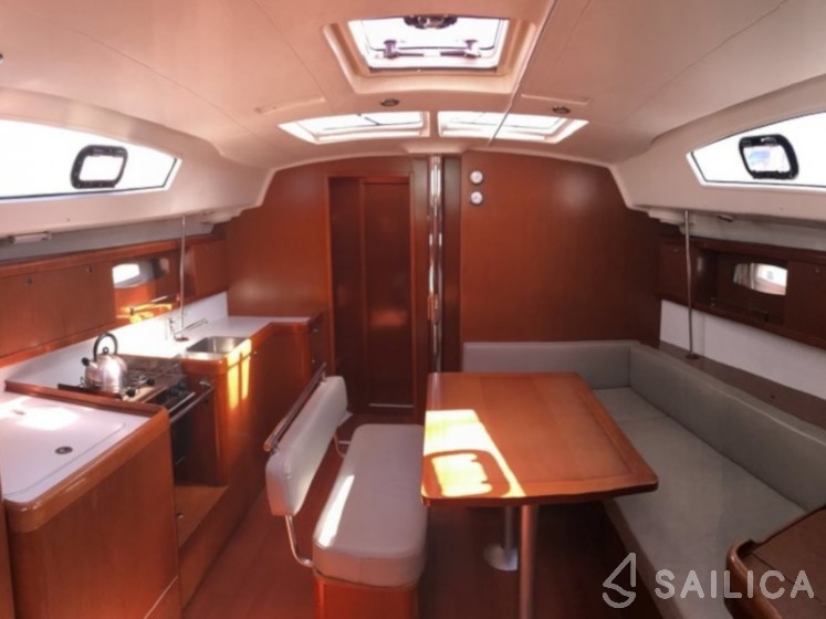 Oceanis 43 - Yacht Charter Sailica