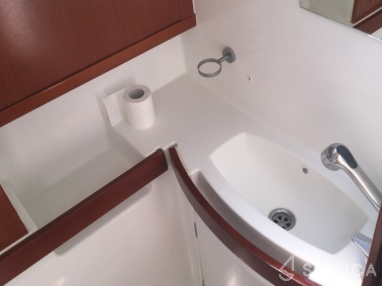 Oceanis 43 - Yacht Charter Sailica