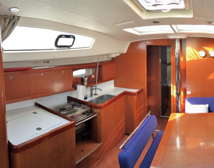 Oceanis 43 - Yacht Charter Sailica