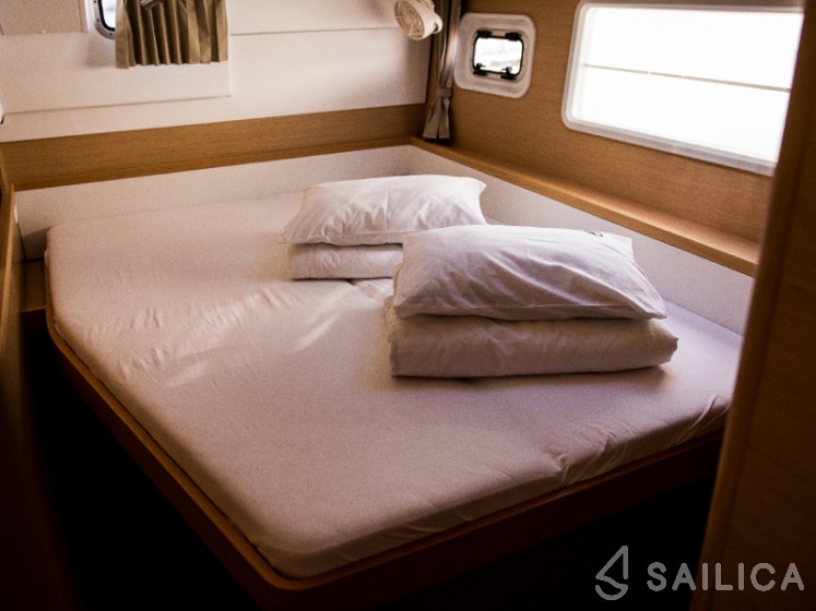Lagoon 400 S2 - Yacht Charter Sailica