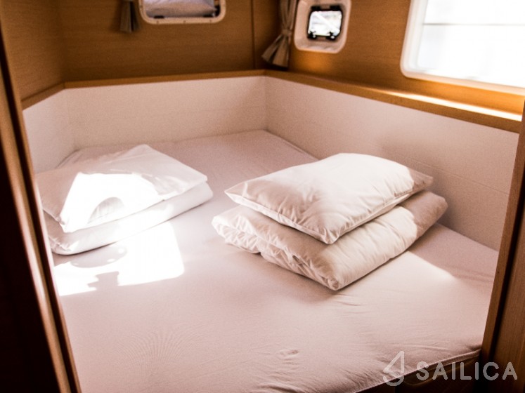 Lagoon 400 S2 - Yacht Charter Sailica