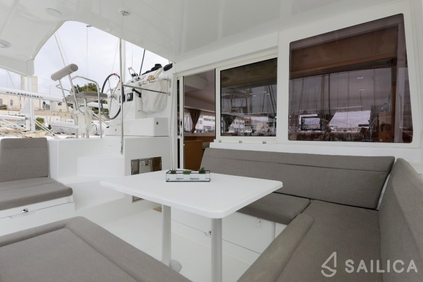Lagoon 400 S2 - Yacht Charter Sailica
