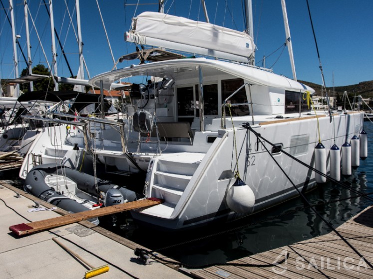 Lagoon 400 S2 - Yacht Charter Sailica