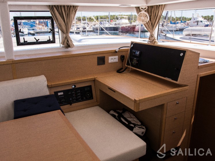 Lagoon 400 S2 - Yacht Charter Sailica
