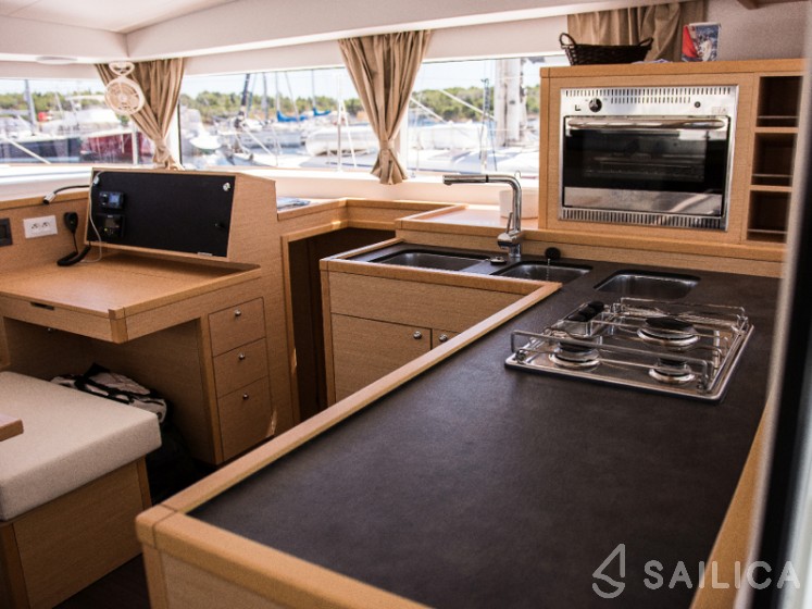 Lagoon 400 S2 - Yacht Charter Sailica