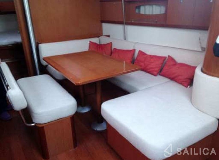 Oceanis 43 - Yacht Charter Sailica