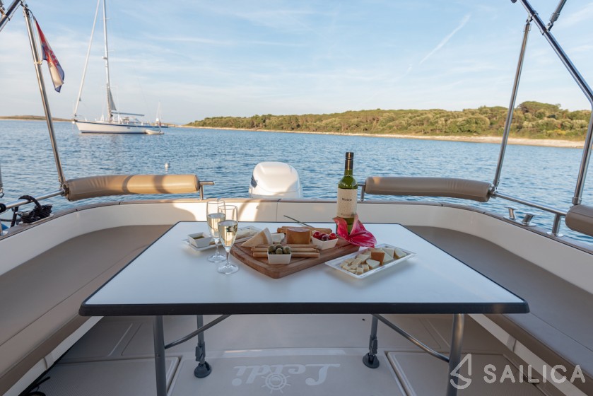 Leidi 800  - Yacht Charter Sailica
