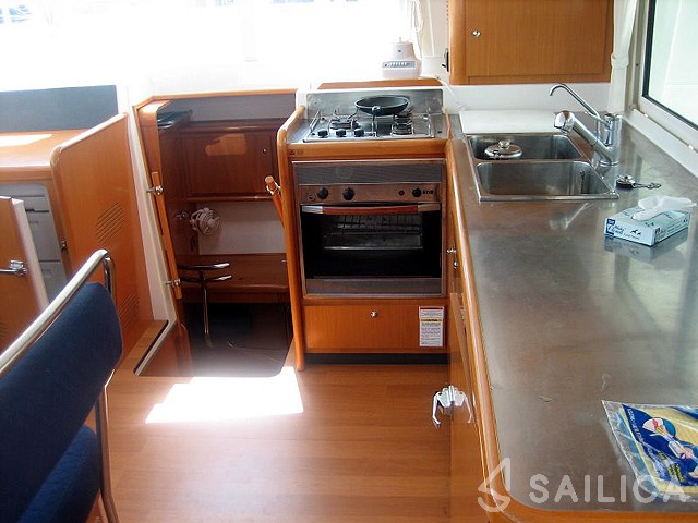 Lagoon 400 - Yacht Charter Sailica