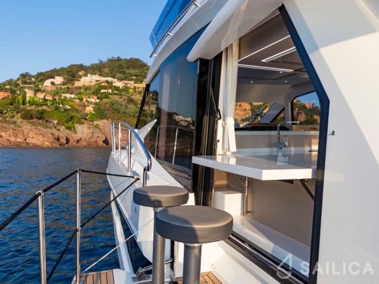 Galeon 460 Fly - Yacht Charter Sailica